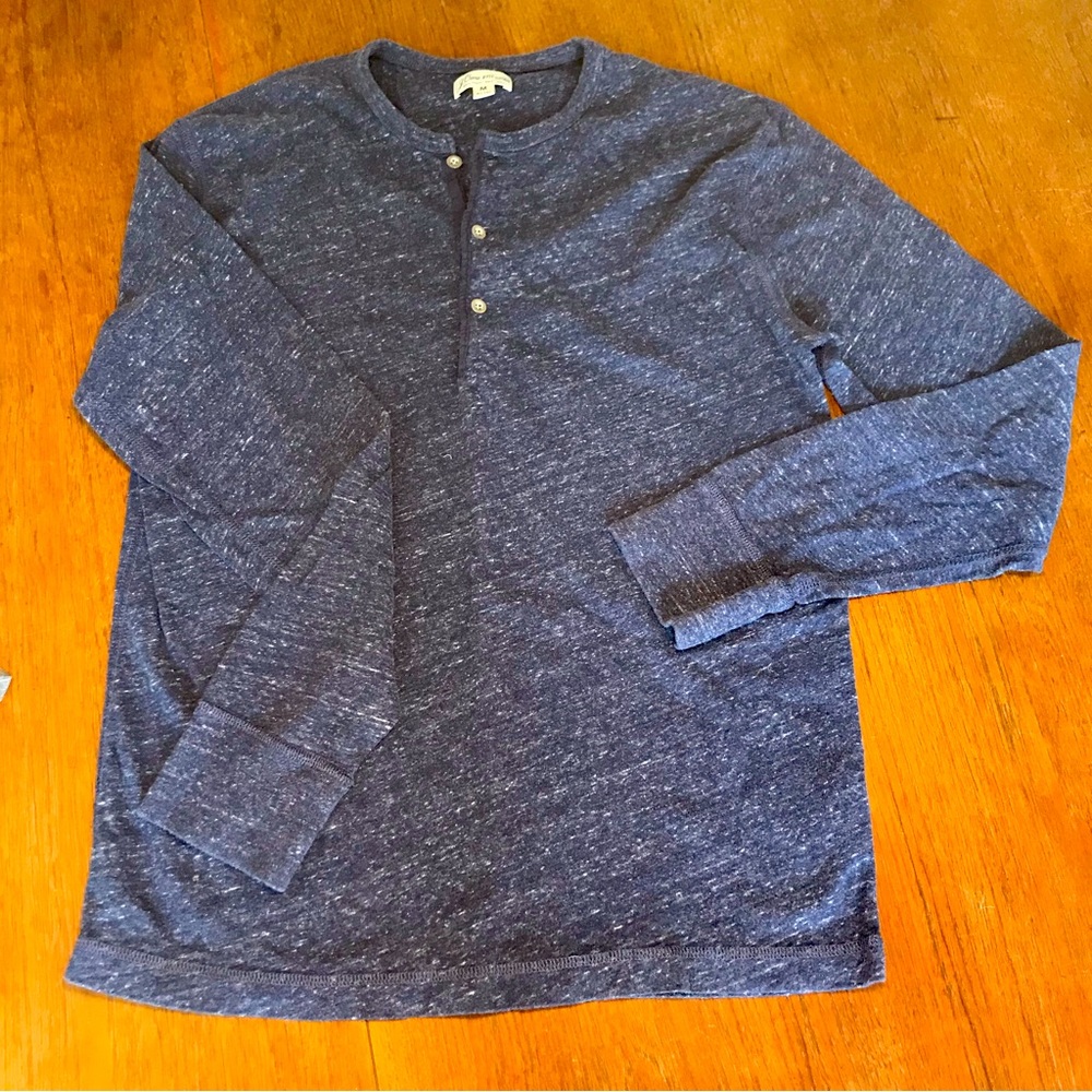 J Crew knit goods. Men’s M 100% cotton 3 button long sleeve